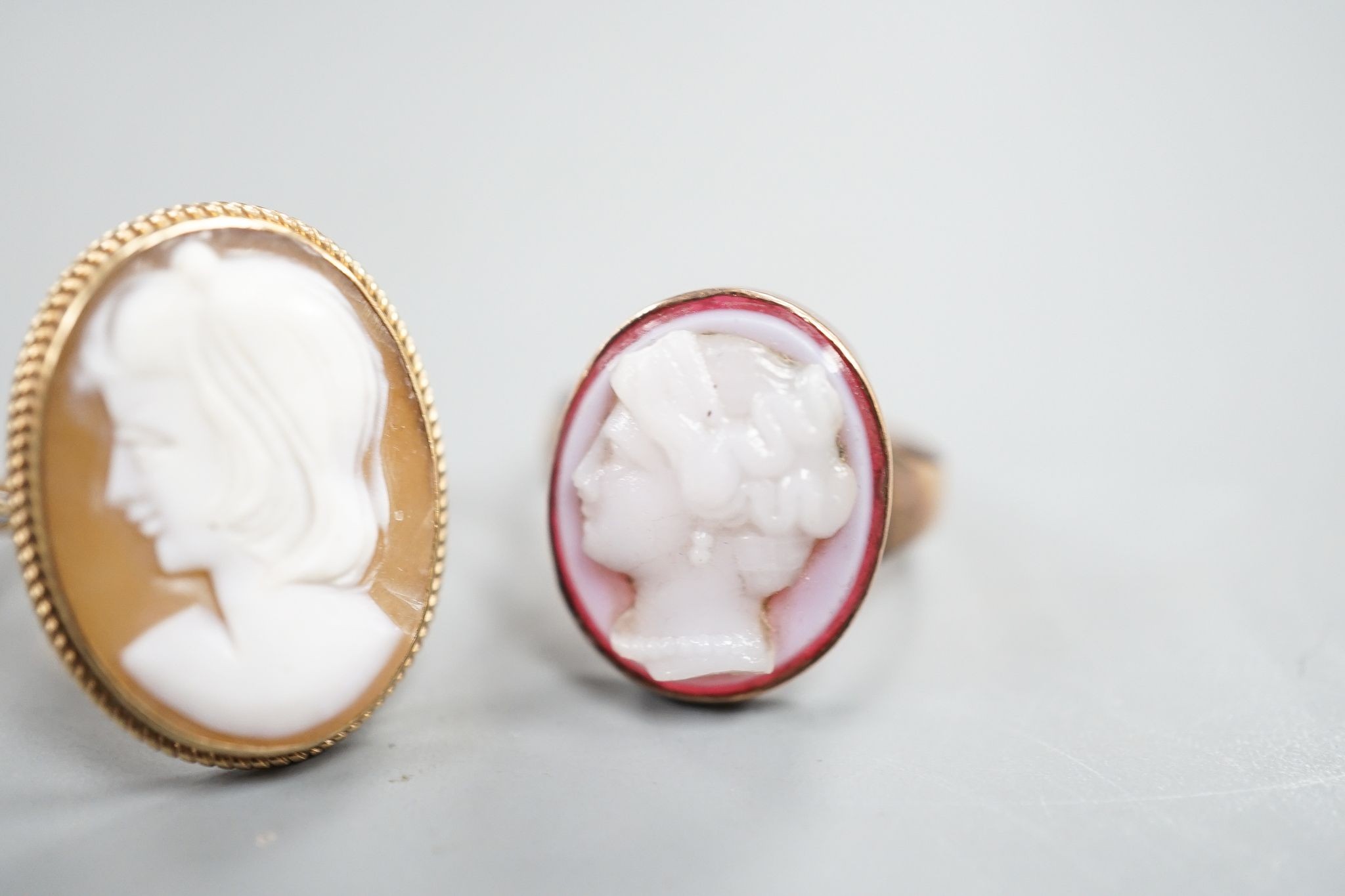 Two 9ct and oval cameo shell set rings, each carved with the bust of a lady to dexter, gross 5.9 grams.